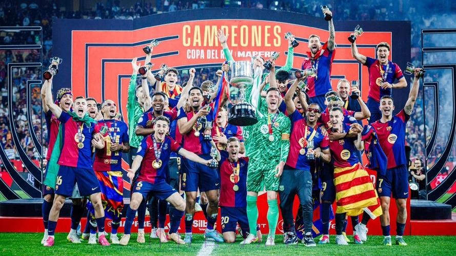 记者:巴萨球员聚餐庆祝晋级国王杯决赛 记者:巴萨球员聚餐庆祝晋级国王杯决赛